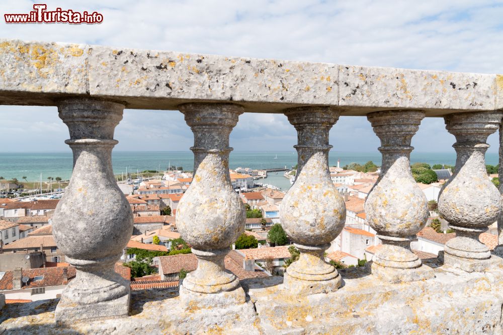 Immagine Vista panoramica del villaggio di Saint-Martin-de-Re (Francia) da dietro una balaustra in pietra.
