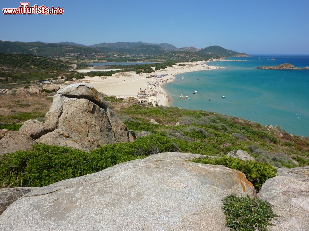 Immagine Vista panoramica della bella spiaggia di Su Giudeu a Domus de Maria in Sardegna