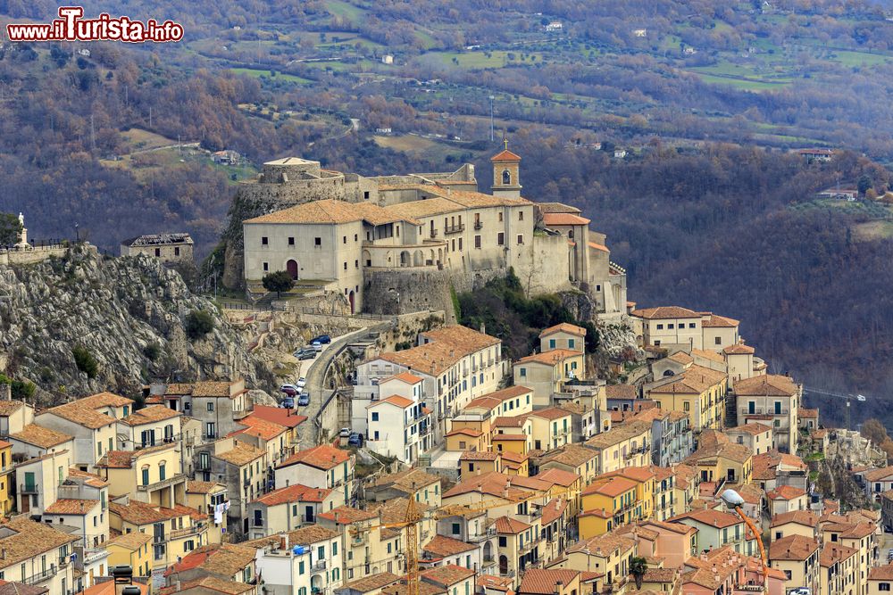 Immagine Vista panoramica della cittadina di Muro Lucano in Provincia di Potenza, Basilicata