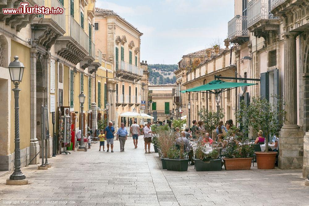 Immagine Vista panoramica della piazza pedonale nel centro di Ragusa, Sicilia - © Petr Jilek / Shutterstock.com