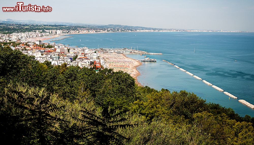 Immagine Vista panoramica della spiaggia di Gabicce Mare al confine tra le Marche e la Romagna.