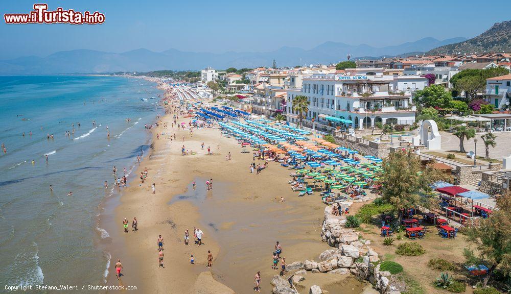 Immagine Vista panoramica della spiaggia del Borgo di Sperlonga nel Lazio - © Stefano_Valeri / Shutterstock.com