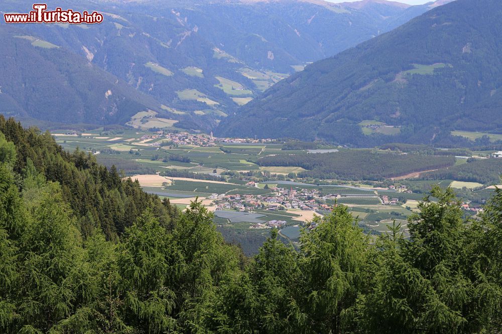 Immagine Vista panoramica della vallata intorno a Varna in Alto Adige - © Oliver Abels, CC BY-SA 4.0, Wikipedia