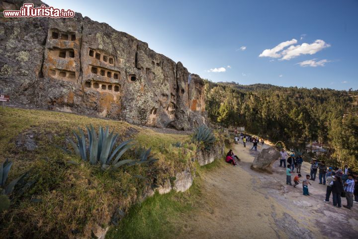 Immagine Vista panoramica delle finestre di Otuzco, nei pressi di Cajamarca, Perù. Questa necropoli preincaica è nota anche come "Ventanillas de Otuzco" che significa finestre poichè è formata da decine di nicchie funerarie scavate nel fianco della collina. Immerso nella campagna, questo sito si trova a soli 8 chilometri da Cajamarca - © Christian Vinces / Shutterstock.com