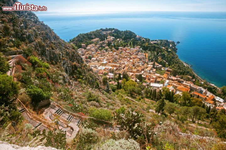 Immagine Vista panoramica dellla città di Taormina da Castelmola, Sicilia. Una splendida immagine di Taormina situata su una terrazza naturale che guarda verso il mar IonioVista panoramica dellla città di Taormina da Castelmola, Sicilia