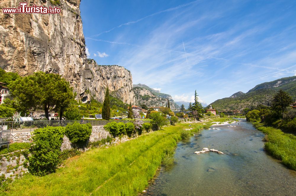 Immagine Vista panoramica di Arco, Trentino. Siamo a nord della piana dell'Altogarda in una posizione protetta dalle montagne e nelle vicinanze del lago di Garda dove il clima è particolarmente mite.
