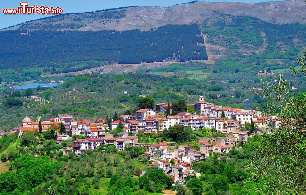 Immagine Vista panoramica di Auletta in Campania - © Gianfranco Vitolo, CC BY 2.0, Wikipedia