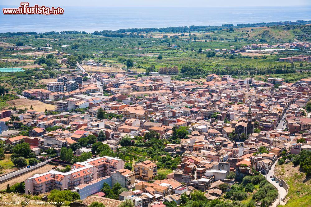 Immagine Vista panoramica di Calatabiano e il vicino mare Jonio in Sicilia - © vvoe / Shutterstock.com