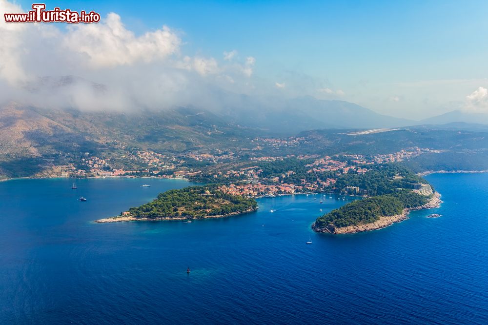 Immagine Vista panoramica della baia e della cittadina di Cavtat (Dalmazia, Croazia) e della sua costa sul Mare Adriatico.
