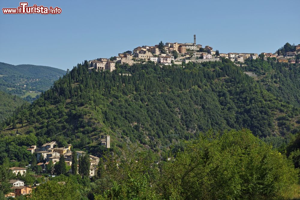 Immagine Vista panoramica di Cerreto di Spoleto e il sottostante villaggio di Borgo Cerreto in Umbria