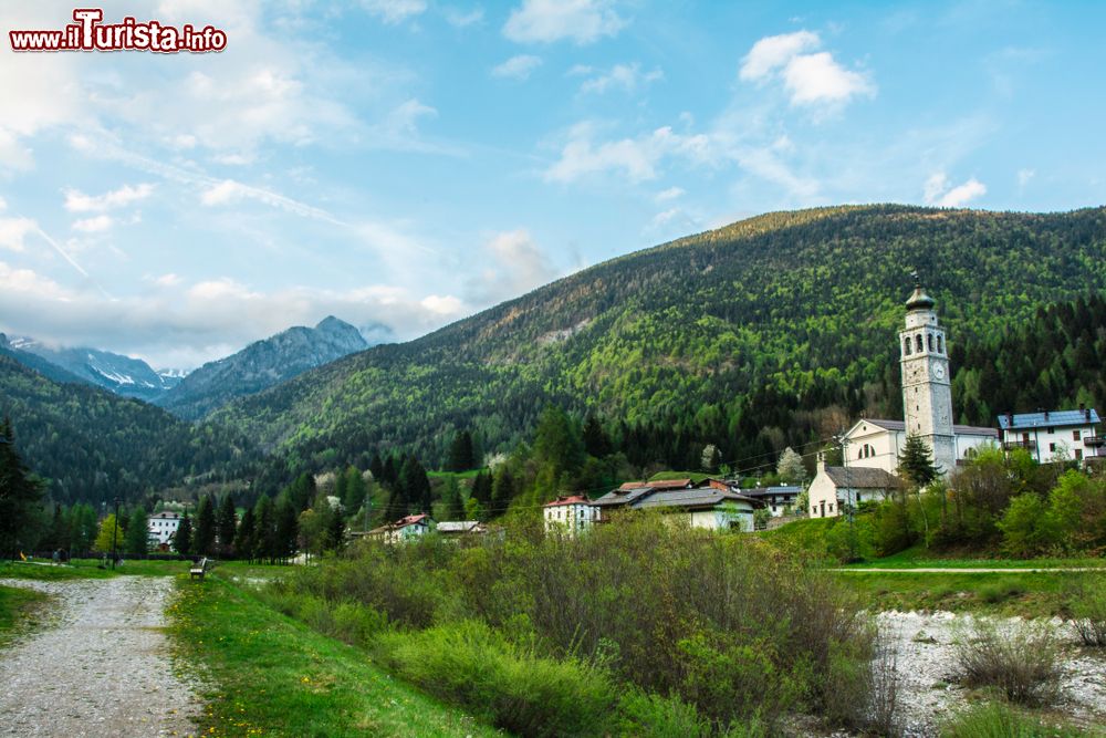 Immagine Vista panoramica di Forni di Sopra, borgo del Friuli in Carnia