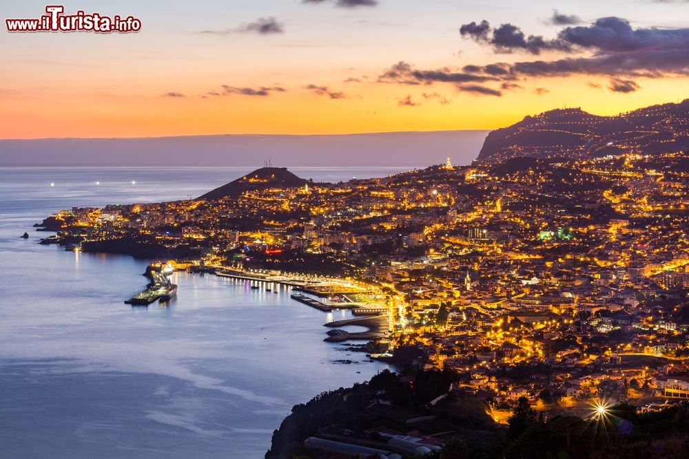 Immagine Vista panoramica di Funchal (Madeira) al tramonto, con le luci dell cittò che iniziano ad accendersi.