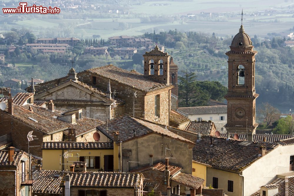 Immagine Vista panoramica di Montepulciano, Toscana, Italia. A spiccare sono gli edifici religiosi.