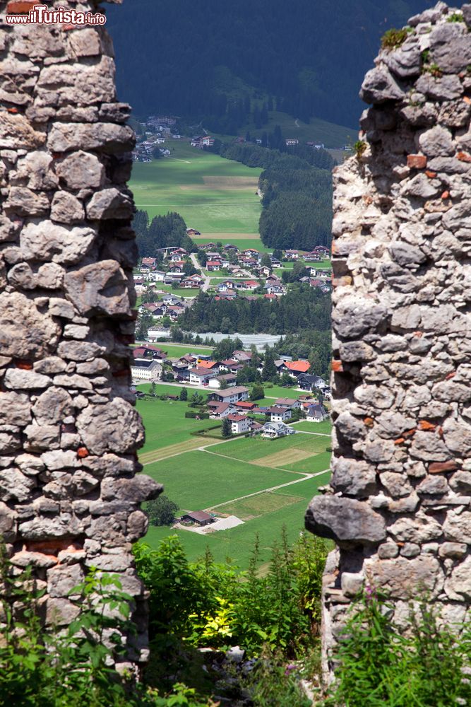 Immagine Vista panoramica di Reutte dalle rovine del castello di  Ehrenberg in Austria.