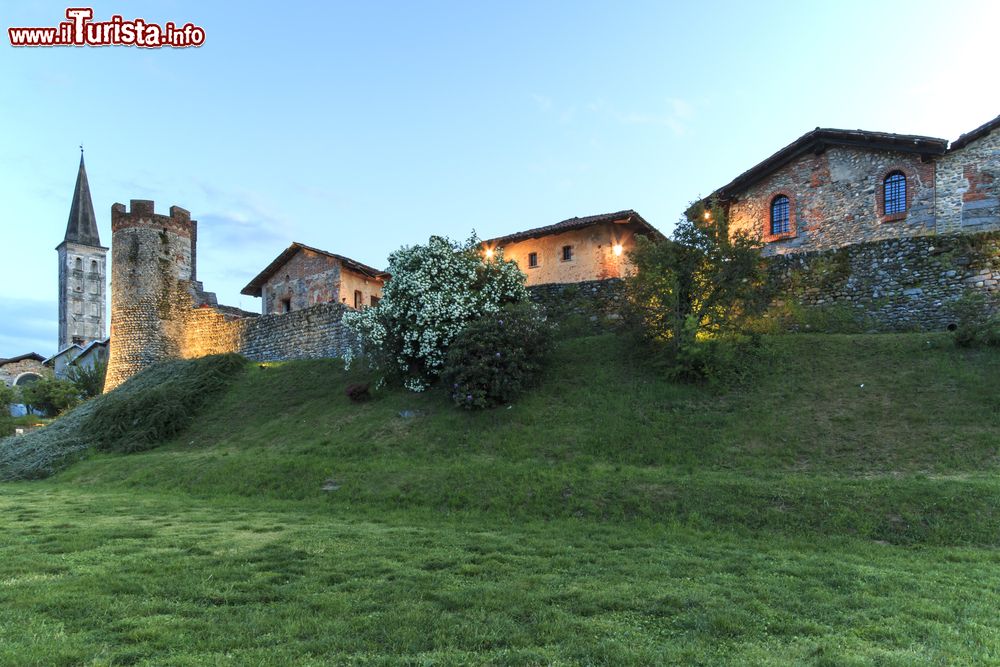 Immagine Vista panoramica di Ricetto di Candelo all'imbrunire, Biella, Piemonte. Questa località nel cuore del Piemonte è circondata da vette imponenti e una ricca vegetazione.
 