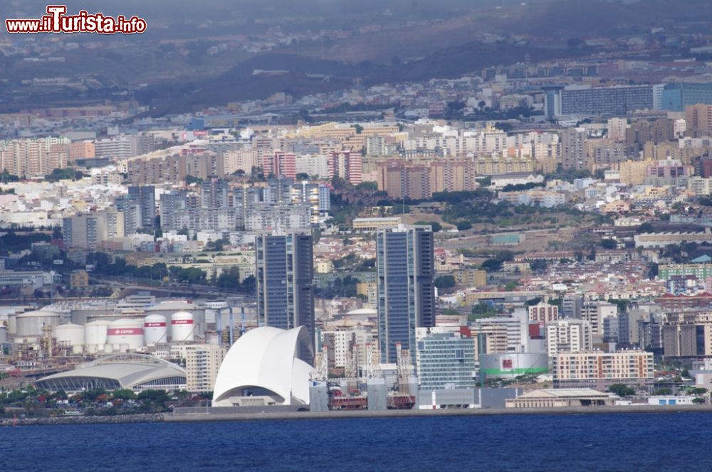 Immagine Vista panoramica di Santa cruz di Tenerife, la bella città delle Canarie - © nikola_pu / Wikipedia