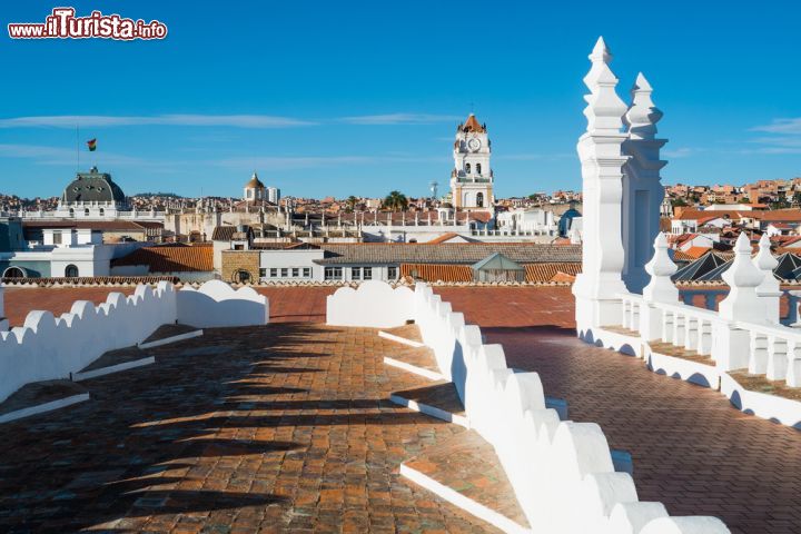 Immagine Vista panoramica del centro di Sucre (Bolivia) dal tetto del convento di San Felipe Neri, uno dei principali edifici religiosi della città - foto © Elisa Locci / Shutterstock