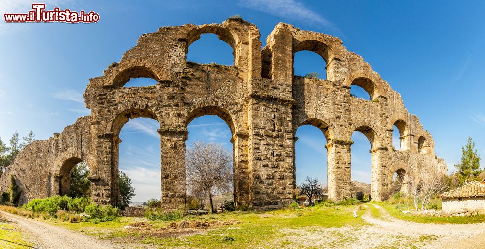 Immagine Vista panoramica di un tratto dell'acquedotto di Aspendos, Turchia.