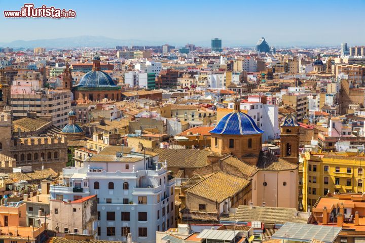 Immagine Vista panoramica del centro della città di Valencia (Spagna) durante una giornata estiva - foto © S-F /Shutterstock.com