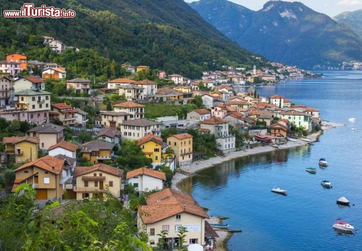 Immagine Vista panoramica del borgo di Lezzeno sul Lago di Como in Lombardia - © www.triangololariano.it