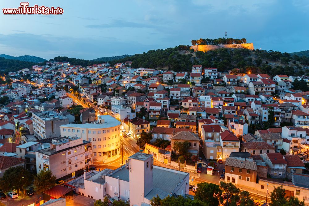 Immagine Vista panoramica serale sulla città di Sibenik, località costiera di 46.000 abitanti della Dalmazia (Croazia).