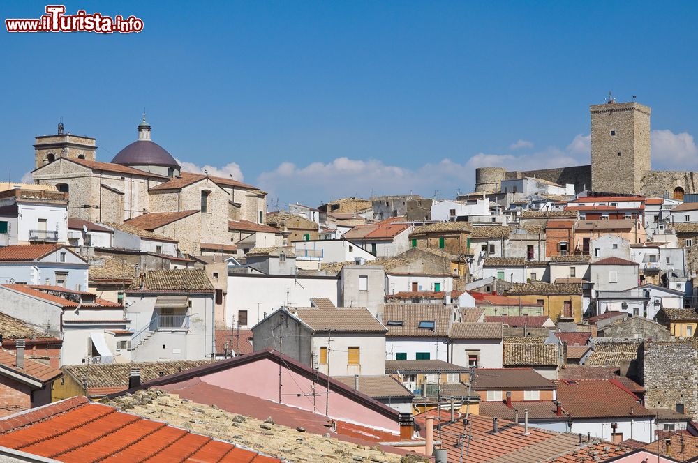 Immagine Vista panoramica sopra i tetti di Deliceto. Sulla dsinistra si può notare la sagoma della Chiesa Madre, mentre slla destra il Castello Normanno-Svevo.