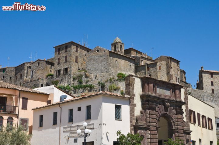 Immagine Vista panoramica su Bolsena, Italia. Sono in pietra le antiche costruzioni che caratterizzano il cuore storico di questa città  - ©  Mi.Ti. / Shutterstock.com