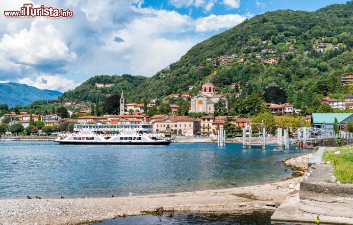 Immagine Vista panoramica su Laveno Mombello, Lombardia. Per il turismo Laveno Mombello rappresenta una delle mete del Lago più facilmente raggiungibili dai maggiori centri lombardi - © elesi / Shutterstock.companoramic view, Italy