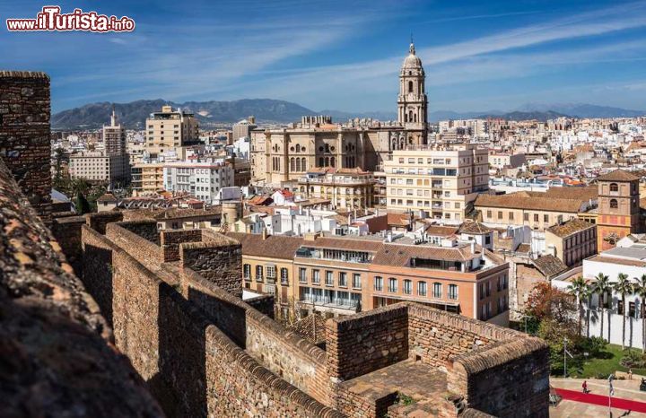 Immagine Vista panoramica su Malaga dall'Alcazaba, il castello arabo costruito nell'XI secolo dai Mori che occupavano la penisola iberica - foto © el lobo / Shutterstock