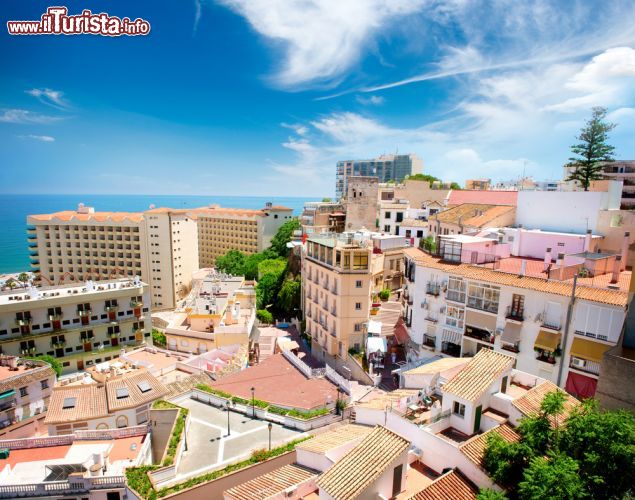 Immagine Vista panoramica su Torremolinos, Spagna. A poco più di 15 chilometri di distanza da Malaga, Torremolinos, simbolo del turismo anni '60 dell'Andalusia e di tutta la Spagna, si presenta ancora oggi come un punto di riferimento mondiale per chi cerca relax e divertimento  - © Subbotina Anna / Shutterstock.com