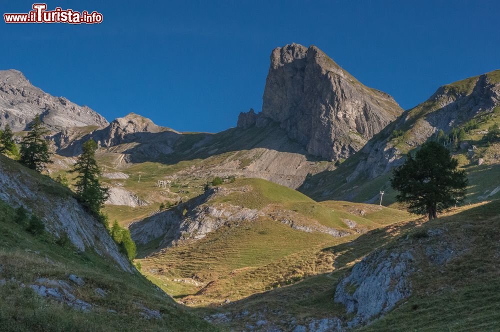 Immagine Vista panoramica sui monti dal cottage Lui d'Aout sopra il villaggio di Ovronnaz, Svizzera. Siamo nel Cantone del Vallese fra i picchi Seya e Grand-Chateau.