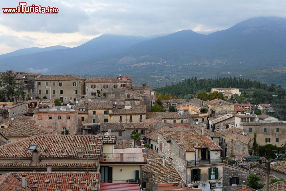 Immagine Vista panoramica sui tetti di Alatri (provincia di Frosinone) e il territorio circostante della Ciociaria.