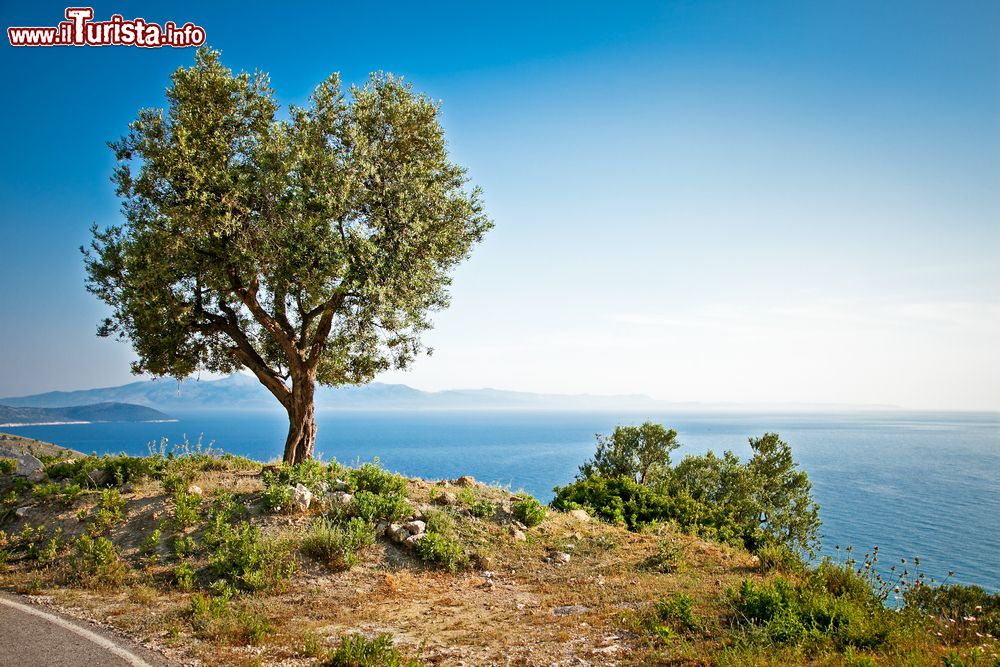Immagine Vista panoramica sul mare Ionio a Lukova in Albania.