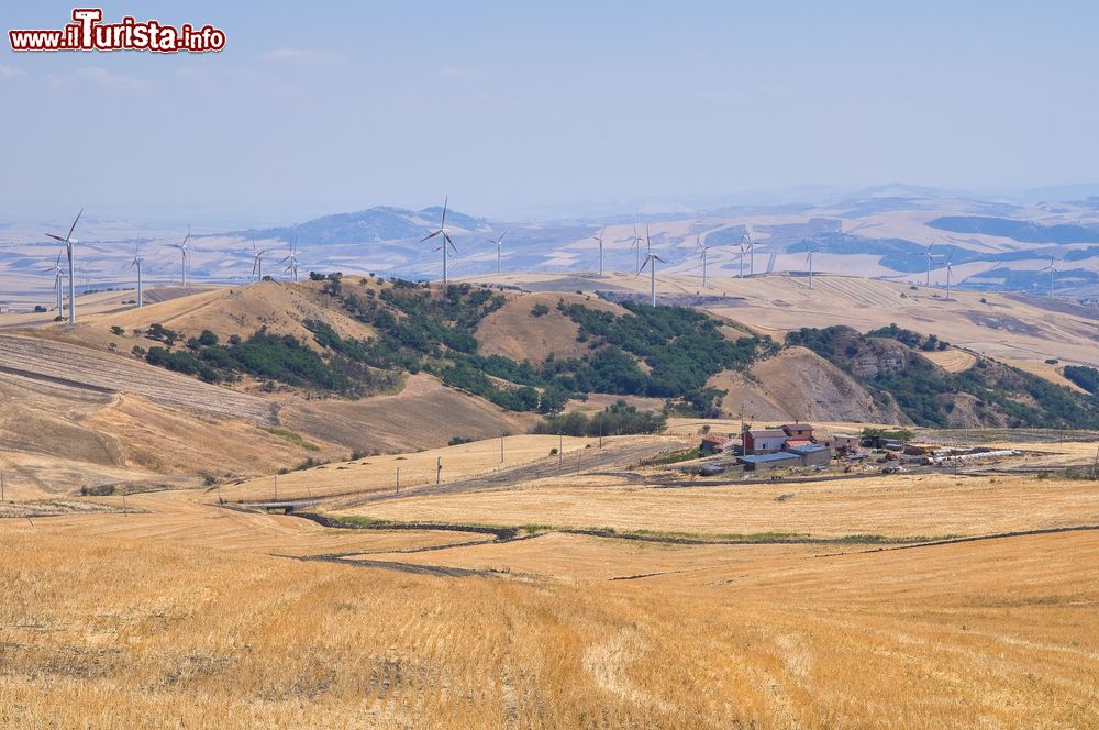 Immagine Vista panoramica sul territorio di Sant'Agata di Puglia, Italia. Situata sui monti del Subappennino Dauno, offre un panorama a perdita d'occhio sul Tavoliere e Golfo di Manfredonia.