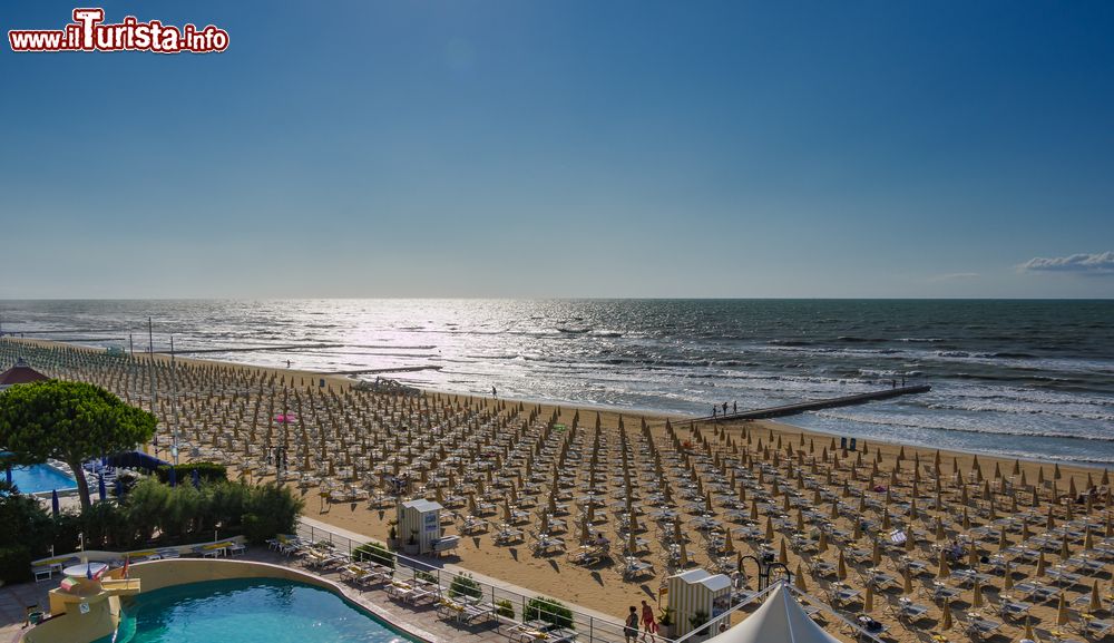 Immagine Vista panoramica sulla spiaggia e su una piscina di Jesolo, Veneto. Ogni anno i flussi turistici di questa località si attestano sui 4,5 milioni di presenze.