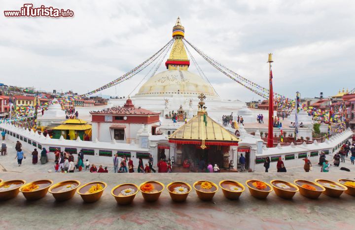 Immagine Vista panoramica sullo stupa di Boudhanath a Kathmandu, Nepal. Dal 1979 questo stupa, situato a 5 km dal centro della città, è nella lista dei patrimoni dell'Unesco. E' fra i siti turistici più visitati nell'area di Kathmandu - © Vadim Petrakov / Shutterstock.com