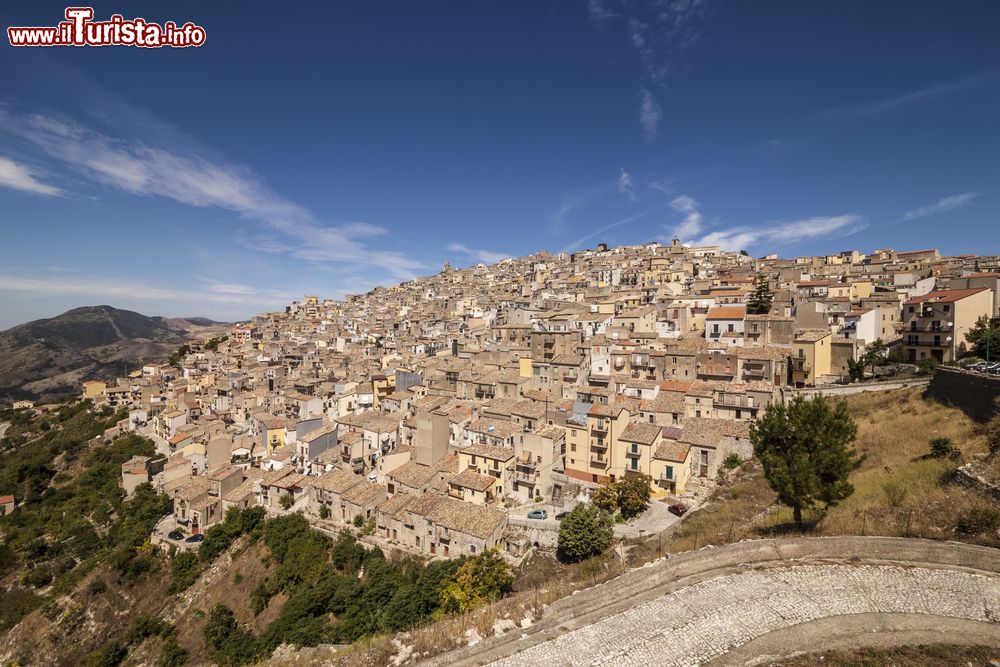 Immagine Vista paoramica del borgo di Prizzi in Sicilia. Situata a 971 metri di altitudine, questa località è una delle più alte della Sicilia.