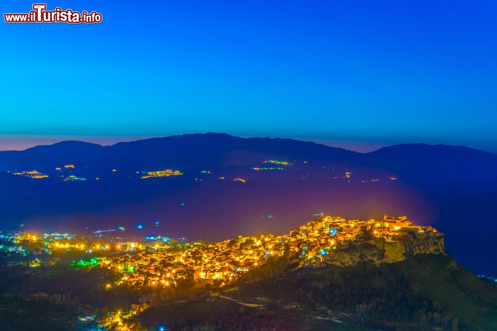Immagine Vista serale del borgo di Calascibetta vicino a Enna in Sicilia