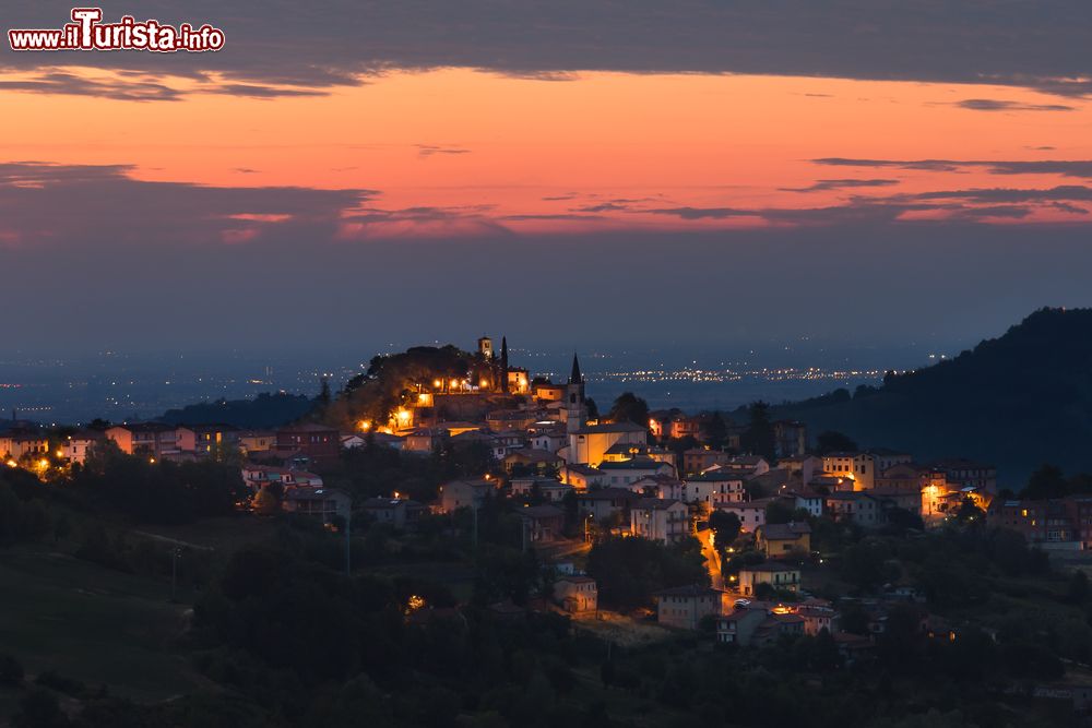 Immagine Vista serale del borgo di Vernasca in Emilia