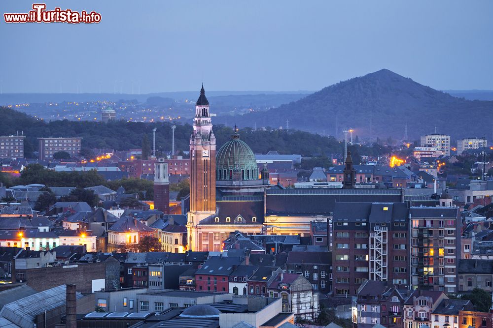 Immagine Vista serale del centro di Charleroi, Belgio.