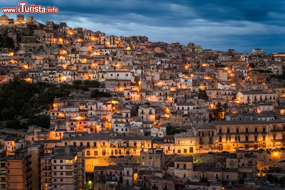 Immagine Vista serale della città di Modica nel sud-est della Sicilia