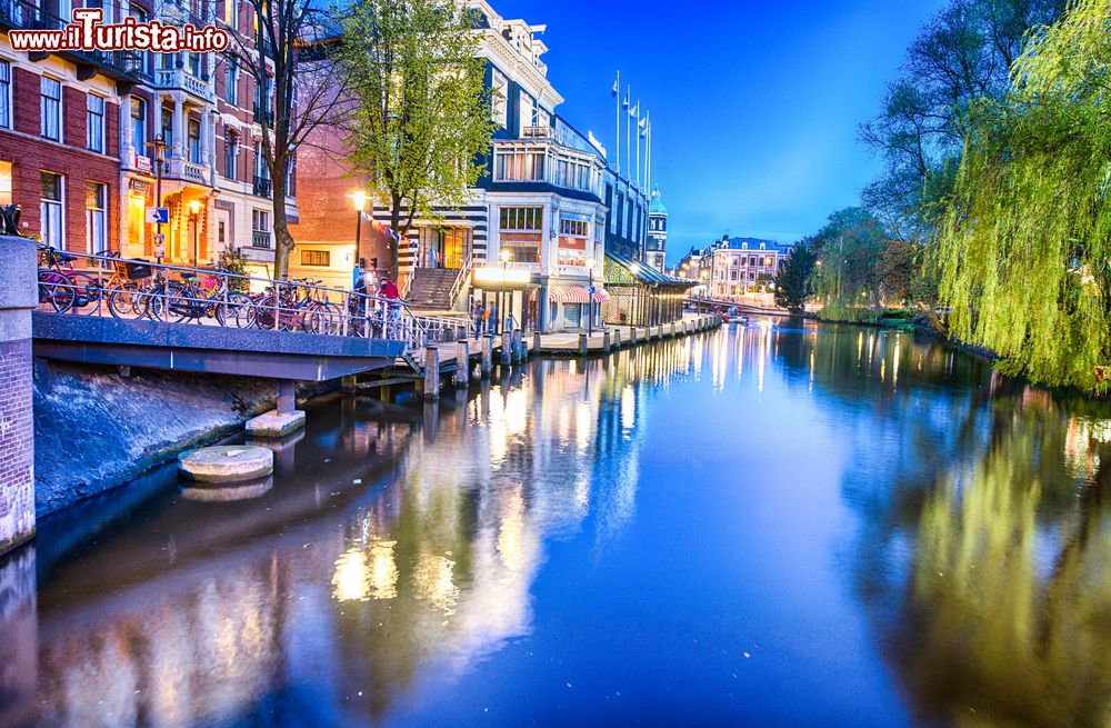 Immagine Vista serale di un canale di Amsterdam, in Olanda.