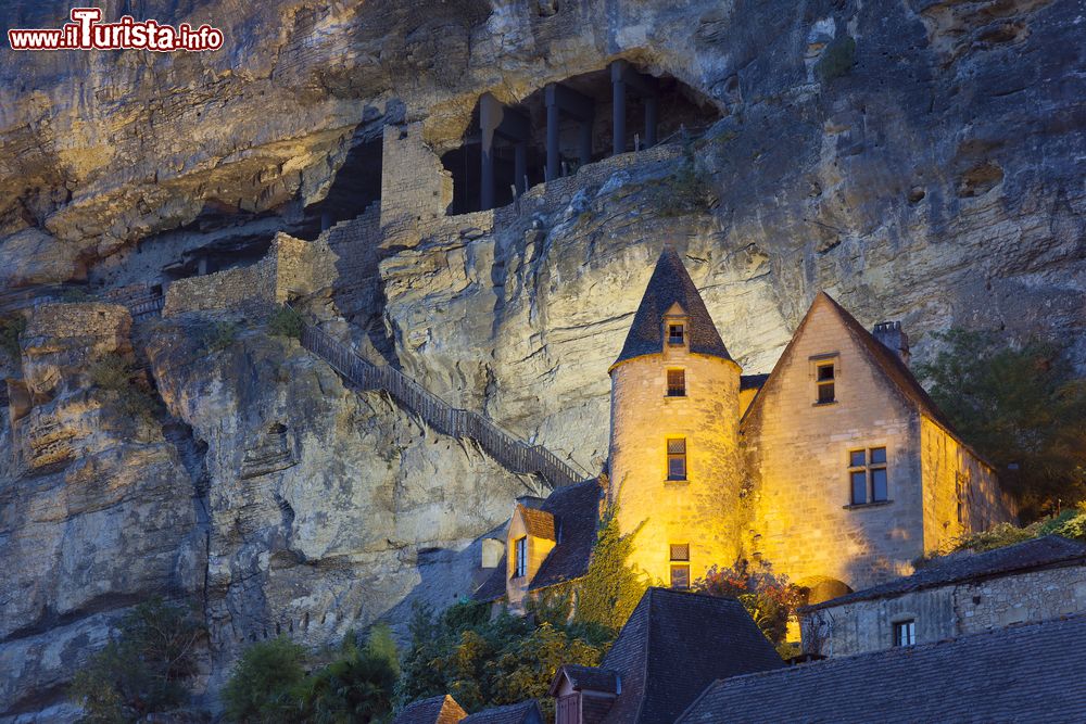 Immagine Vista serale sul borgo di La Roque Gageac in Francia, regione Aquitania