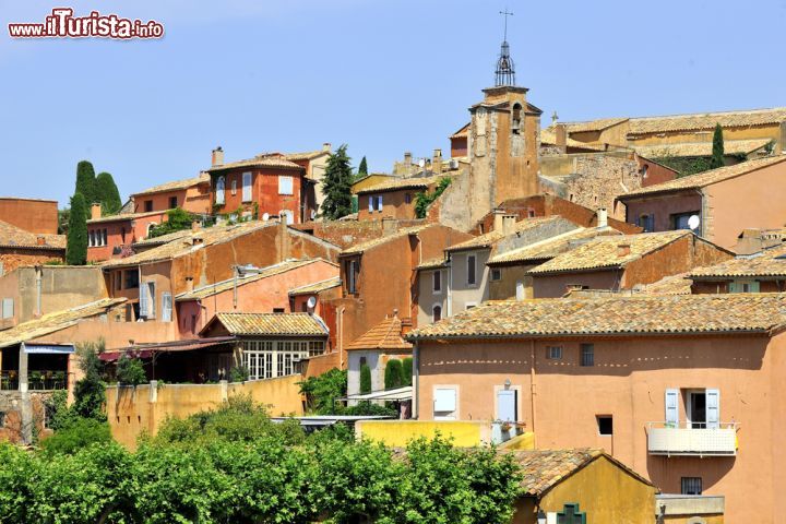 Immagine Vista sopra i tetti del borgo medievale di Roussillon, all'interno del Parco naturale regionale del Luberon, nella Francia Meridionale -  © yvon52 / Shutterstock.com