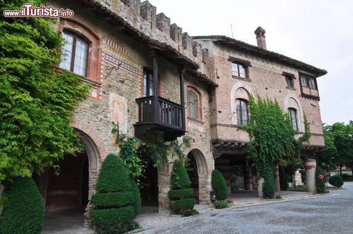 Immagine Scorcio panoramico su strada e portici di Grazzano Visconti, Piacenza - Case affrescate e impreziosite da edera e botteghe artigianali specializzate nella lavorazione del ferro battuto si possono ammirare andando alla scoperta del centro storico di Grazzano dove viuzze e portici hanno un'impronta tipicamente medievale © Mi.Ti. / Shutterstock.com