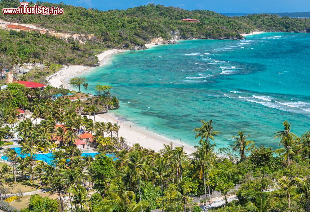Immagine Vista sulla spettacolare Lapus-Lapus Beach dal Monte Luho, nella costa orientale dell'isola di Boracay (Filippine).