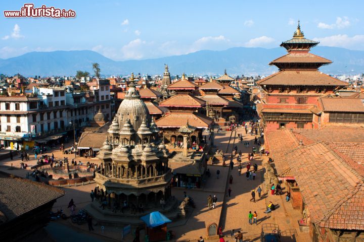 Immagine Vista su Piazza Durbar a Kathmandu, Nepal.  Situata di fronte al vecchio palazzo reale, questa piazza, patrimonio mondiale Unesco dal 1979, è una delle tre principali della Valle di Kathmandu. Il terremoto dell'aprile 2015 ha purtroppo gravemente danneggiato la piazza riducendo in macerie diversi edifici - © De Visu / Shutterstock.com