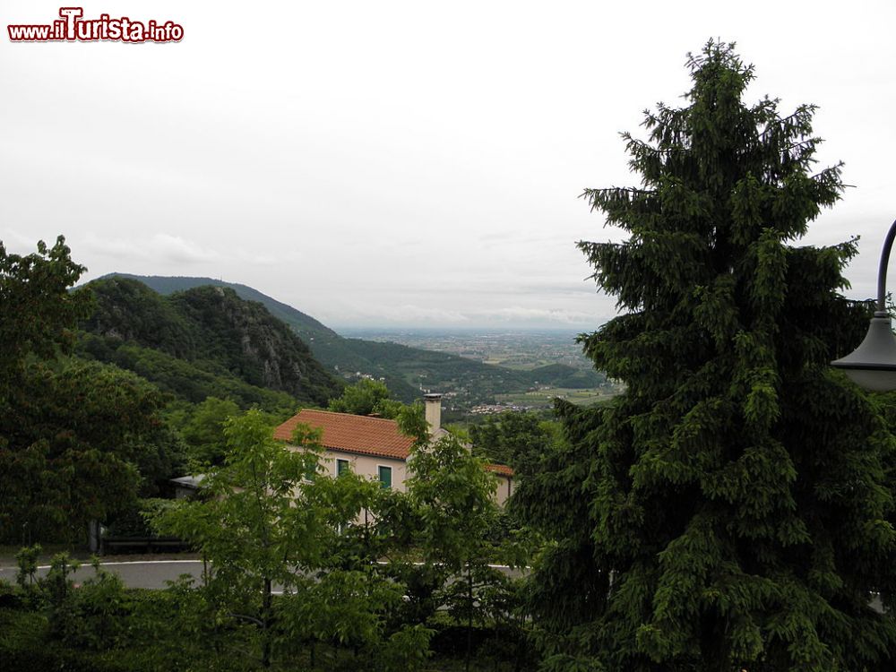 Immagine Vista sui Colli Euganei da Castelnuovo di Teolo - ©  Threecharlie - CC BY-SA 4.0, Wikipedia