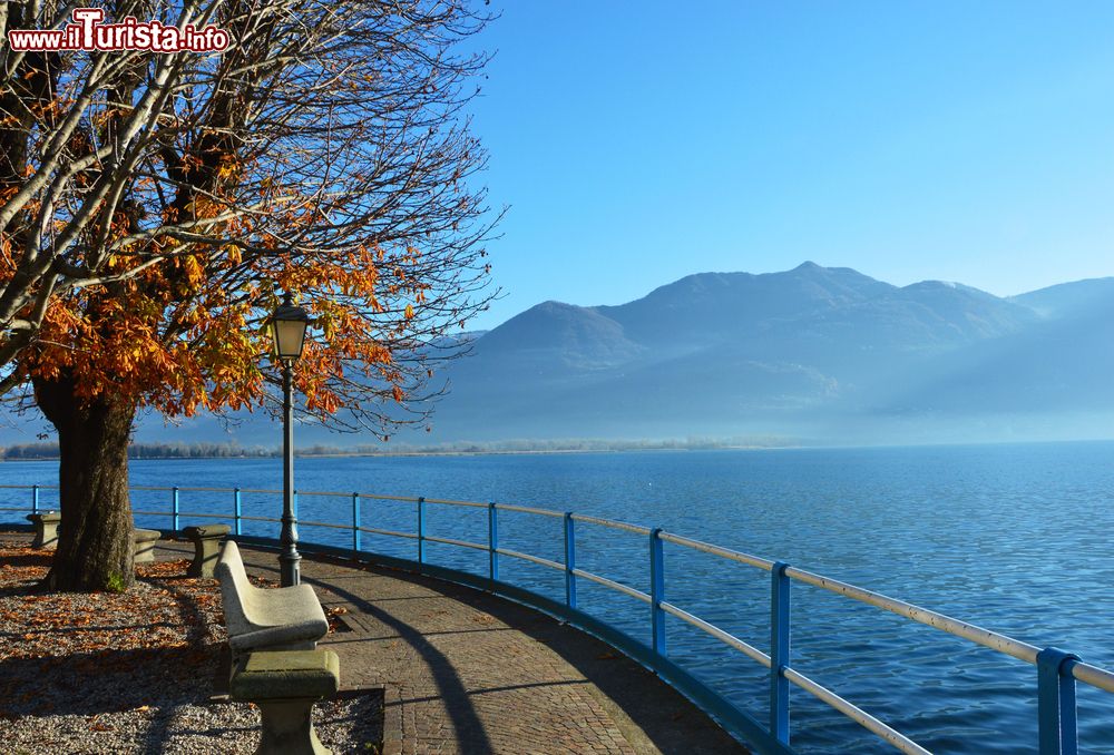 Immagine Una suggestiva vista sul Lago d'Iseo in autunno dal lungolago del paese di Lovere (Bergamo).