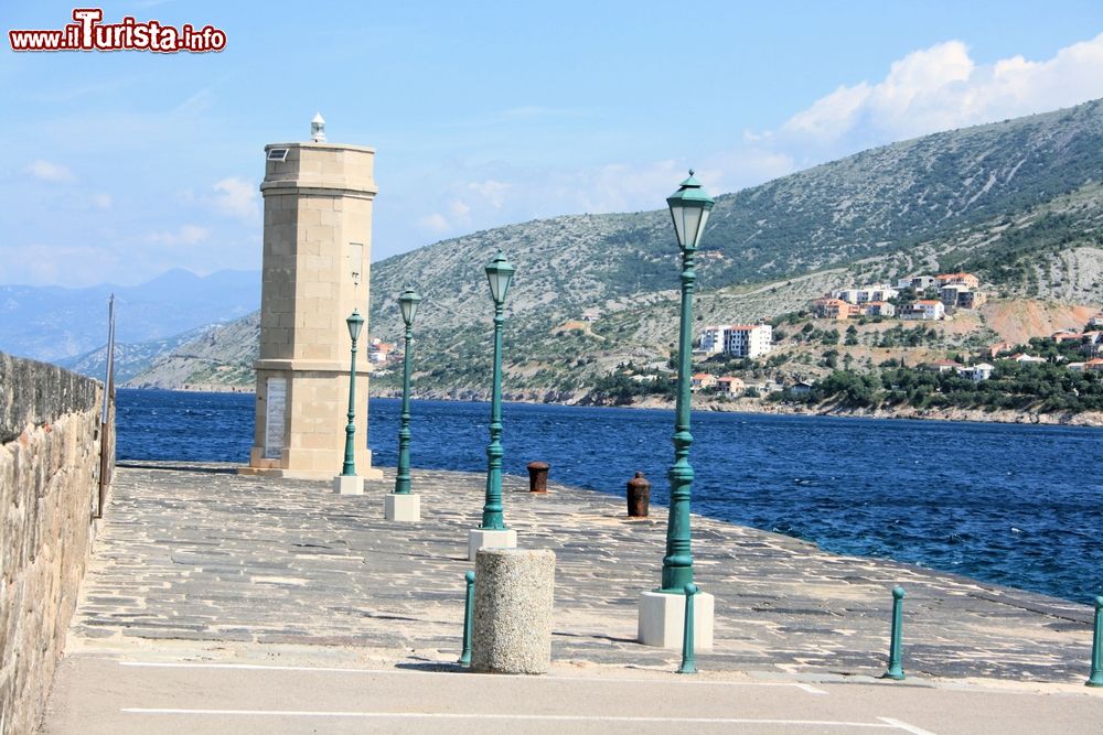 Immagine Vista sul molo con il faro di Senj, Croazia. Situata sulla costa della Croazia fra Fiume e Zara, Senj è la localit in cui nasce la bora.